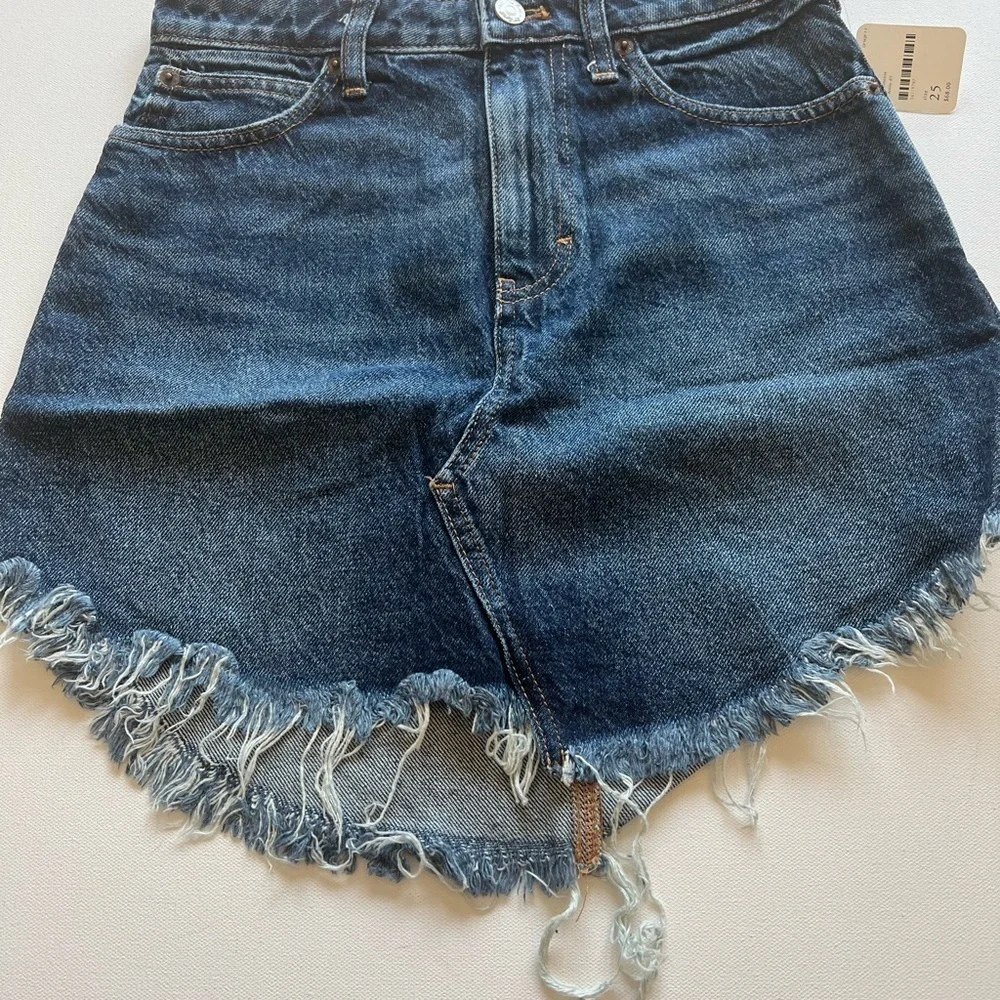 We The Free People Women’s 25 Bailey Raw Hem Mini Skirt Blue Wash Denim (E4)‎